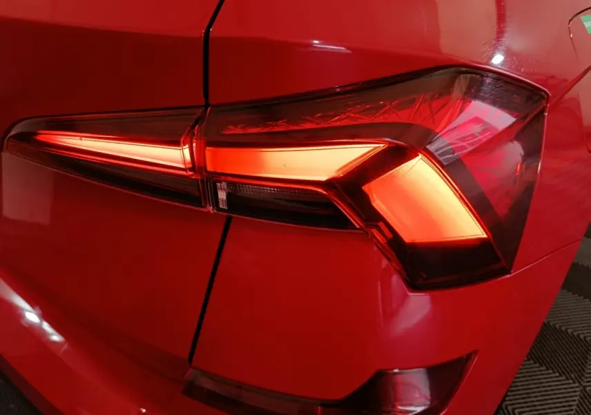 Gros plan sur le feu arrière droit rouge vif du Skoda Kamiq 2024, soulignant ses lignes modernes et anguleuses.