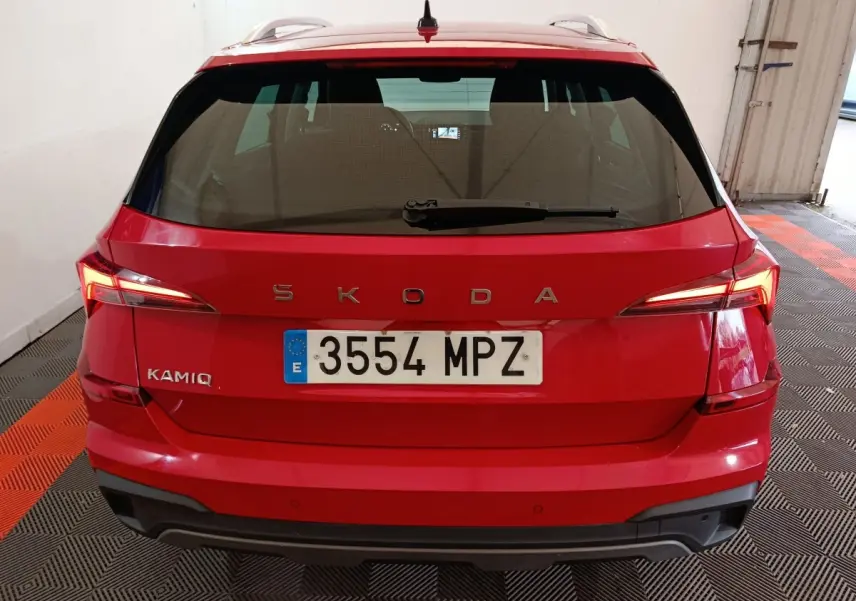 Vue arrière d'un Skoda Kamiq rouge 2024 avec feux LED et plaque d'immatriculation espagnole visible.