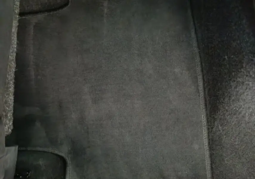 Tapis de sol noir dans l'habitacle d'une Skoda Kamiq 2024, vue rapprochée côté conducteur.