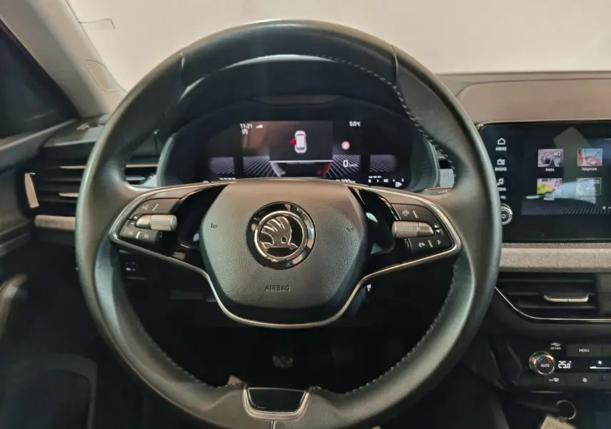 Volant cuir multifonctions de Skoda Kamiq 2024, vue frontale avec tableau de bord digital et écran tactile central.