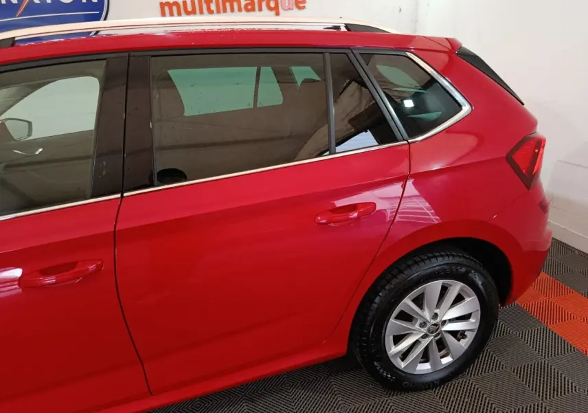 Vue latérale côté droit du Skoda Kamiq rouge 2024, mettant en valeur les vitres teintées et les jantes alliage.