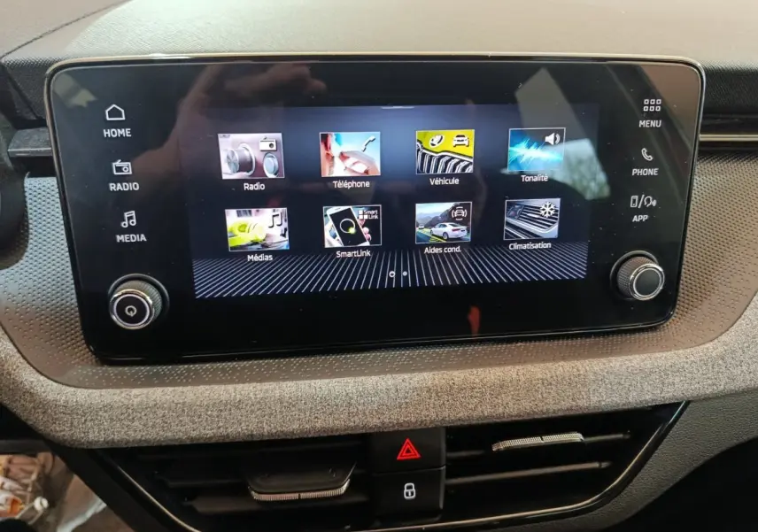 Écran tactile central du tableau de bord de la Skoda Kamiq 2024, affichant les menus multimédias et véhicule.