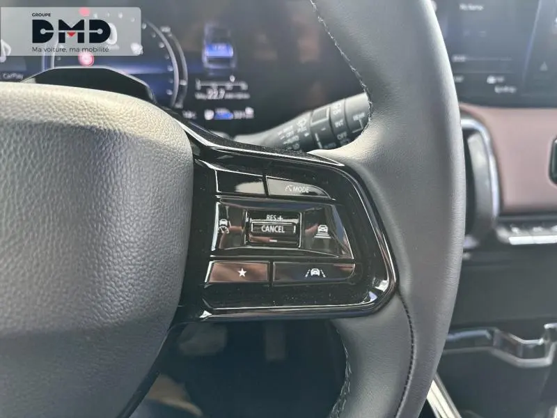 Gros plan sur les commandes à droite du volant noir du Suzuki Vitara 2026, avec tableau de bord numérique en arrière-plan.