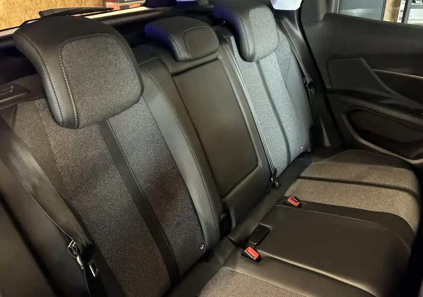 Vue intérieure du siège arrière du Peugeot 3008 1.5 BlueHDi 130 Allure Pack 2020, tissu et cuir noir mêlés.
