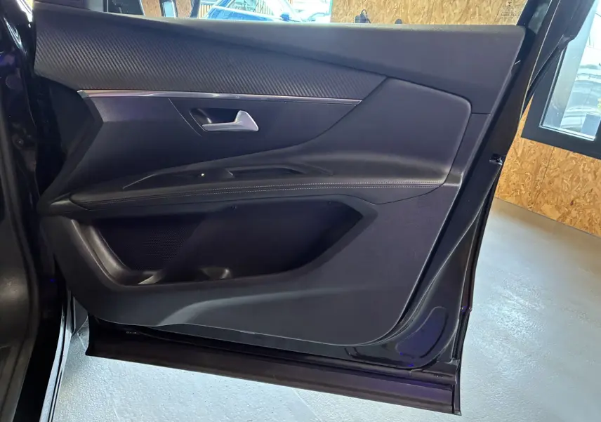 Vue rapprochée de la porte arrière gauche noire du Peugeot 3008 1.5 BlueHDi 130 Allure Pack, intérieur tissu noir.