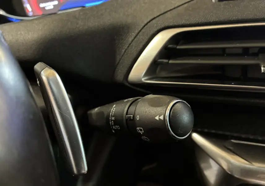Gros plan sur la manette d'essuie-glace côté gauche du tableau de bord noir du Peugeot 3008 1.5 BlueHDi 130 Allure Pack 2020.