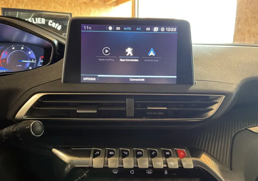 Vue intérieure centrée sur l’écran tactile et la console centrale du Peugeot 3008 noir, avec commandes piano et tableau de bord partiel.