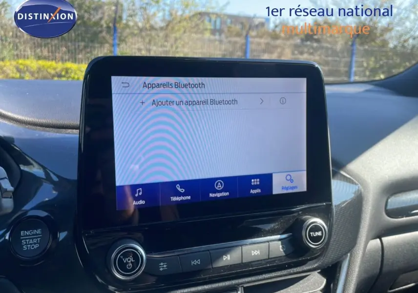 Écran tactile central du Ford Puma 2023 en gros plan, affichant le menu Bluetooth, intérieur noir moderne.