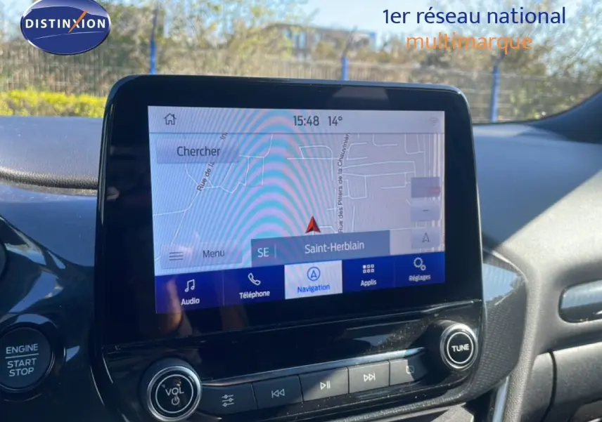 Vue rapprochée de l’écran tactile central du Ford Puma 2023, affichant la navigation avec interface moderne.