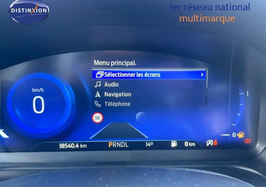Tableau de bord numérique du Ford Puma 2023 affichant le menu principal avec vitesse à 0 km/h et indicateurs lumineux.