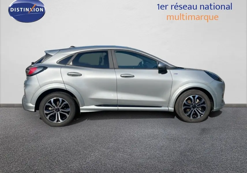 Ford Puma gris Solar Metal vue de profil côté gauche, jantes alliage noires et design compact SUV 2023.