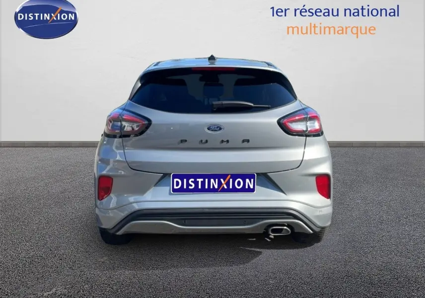 Vue arrière d'une Ford Puma gris solar metal 2023 avec feux LED et sortie d'échappement visible côté droit.