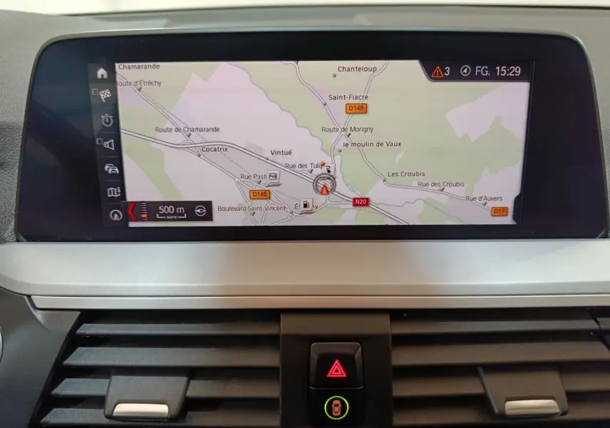Écran central du système de navigation 3D de la BMW X3 xDrive30e 2020, affichage couleur avec carte routière.