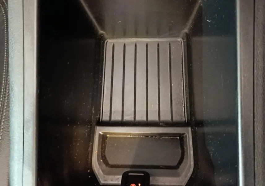 Vue plongeante sur le compartiment central noir du BMW X3 xDrive30e 2020, avec bouton électronique visible.