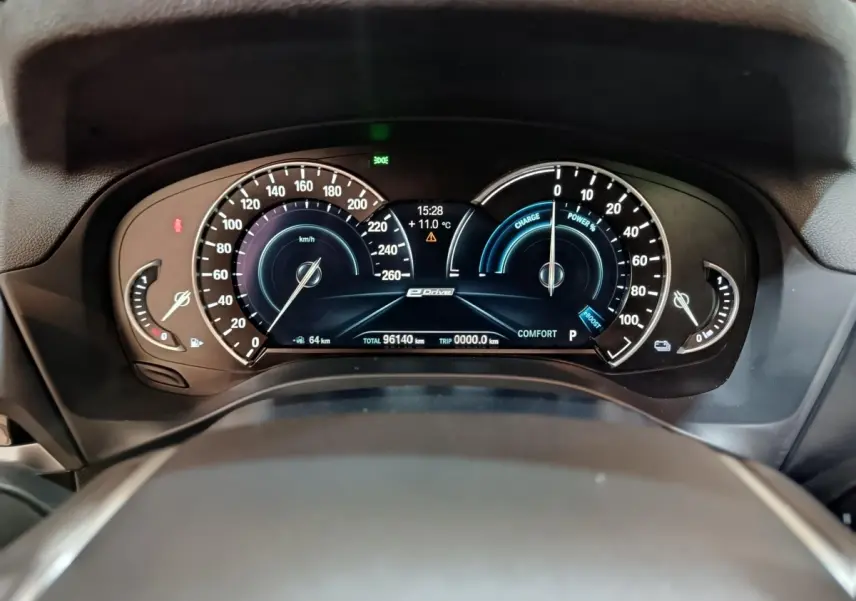 Vue rapprochée du tableau de bord numérique du BMW X3 xDrive30e 2020, affichage hybride et vitesse en km/h.