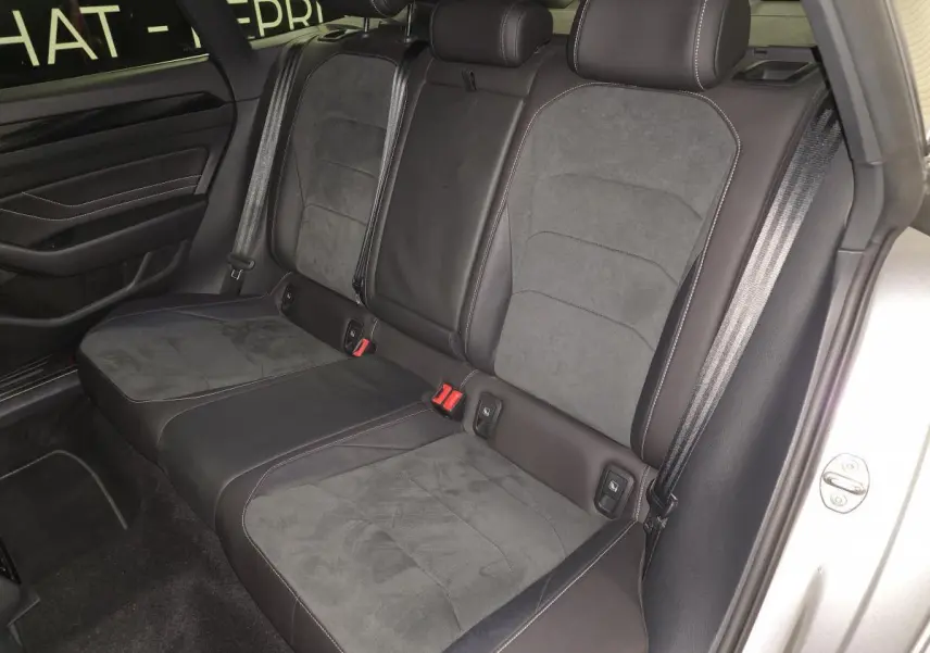 Vue latérale intérieure des sièges arrière en cuir et microfibre gris foncé du Volkswagen Arteon Shooting Brake.
