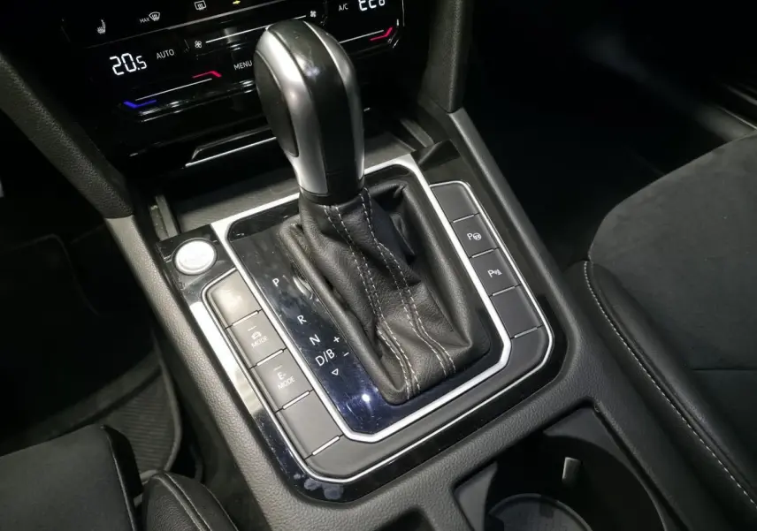 Gros plan sur la console centrale et levier de vitesses automatique du Volkswagen Arteon Shooting Brake gris, intérieur noir.