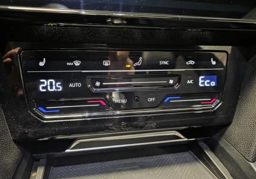 Panneau de commande de la climatisation automatique du Volkswagen Arteon Shooting Brake gris, affichage digital et réglages tactiles.