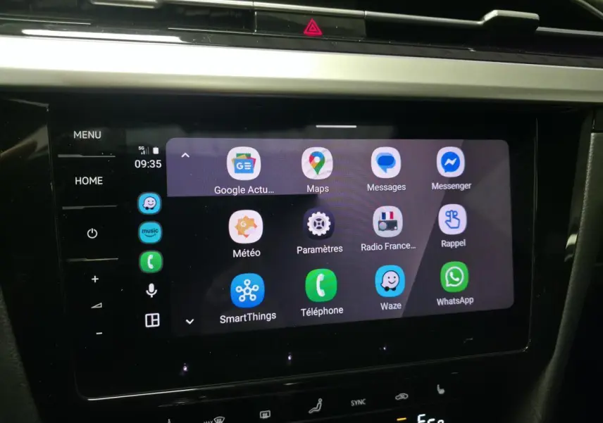 Écran tactile central avec interface multimédia Android Auto dans Volkswagen Arteon Shooting Brake gris, vue intérieure rapprochée.
