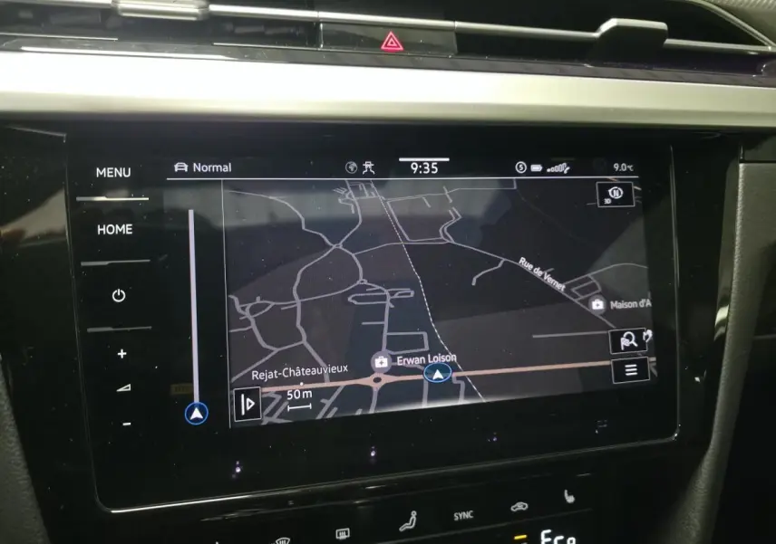 Écran tactile de navigation du Volkswagen Arteon gris, vue rapprochée de la console centrale intérieure.