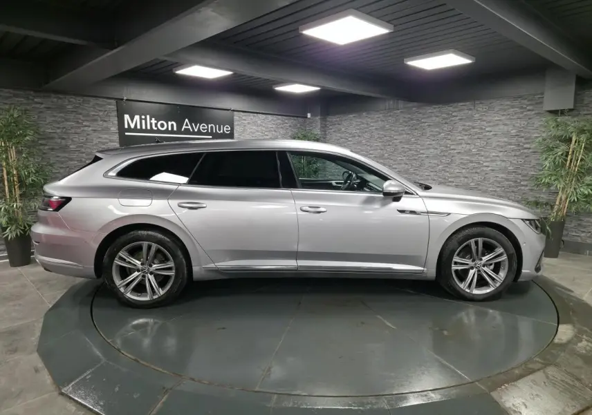 Vue latérale droite d'une Volkswagen Arteon Shooting Brake gris métallisé, avec jantes alliage et vitres teintées.