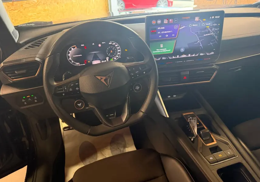 Vue intérieure du poste de conduite du CUPRA Formentor noir 2025, avec volant cuir, écran tactile et tableau de bord numérique.