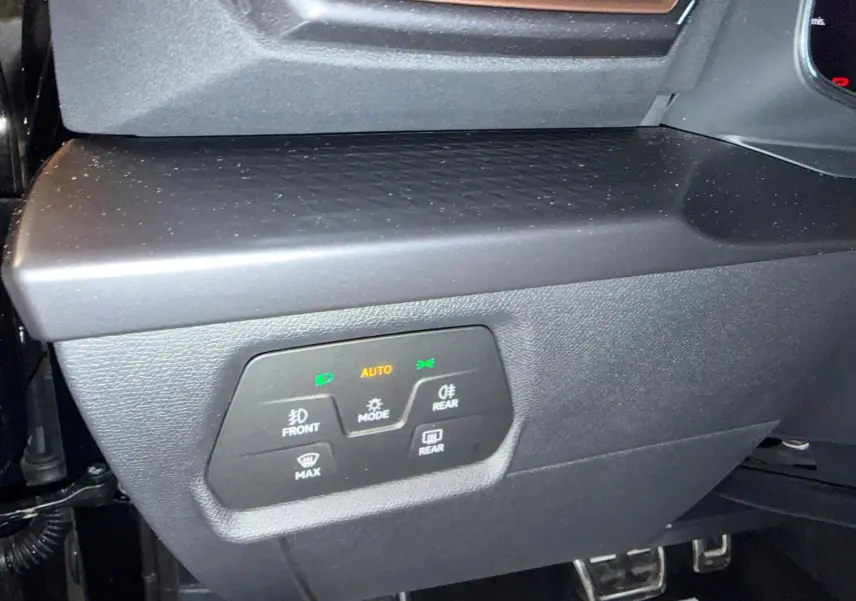 Détail du tableau de bord côté conducteur du CUPRA Formentor noir, avec commandes d’éclairage et désembuage visibles.