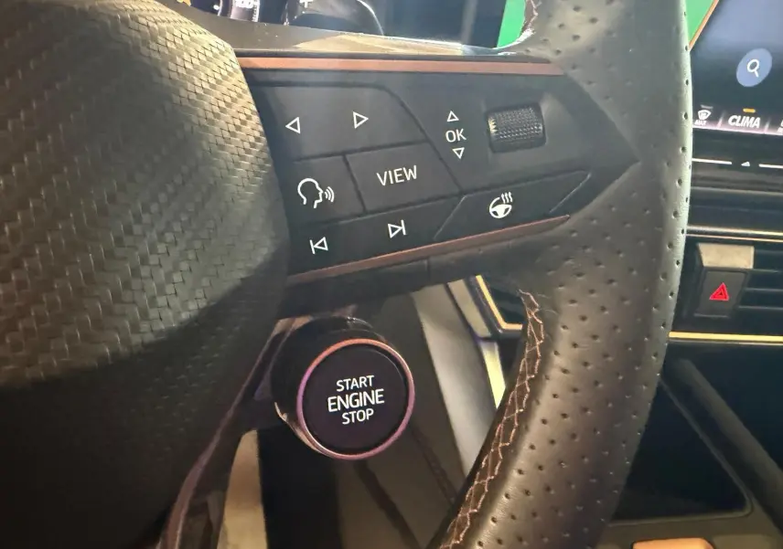 Gros plan sur le volant cuir perforé noir du CUPRA Formentor 2025 avec boutons de commande et bouton Start Engine Stop.