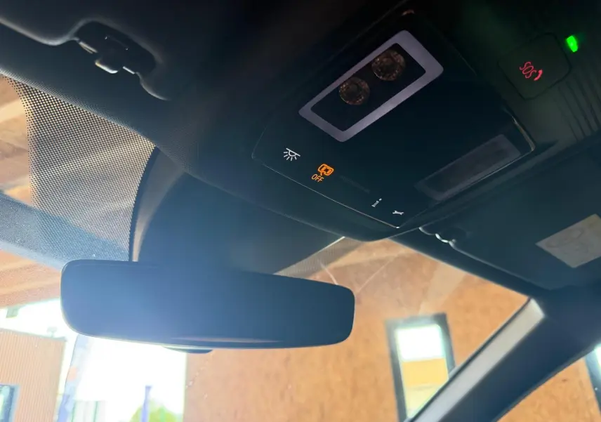 Vue intérieure du rétroviseur central et du plafonnier avec commandes lumineuses dans une CUPRA Formentor noire 2025.