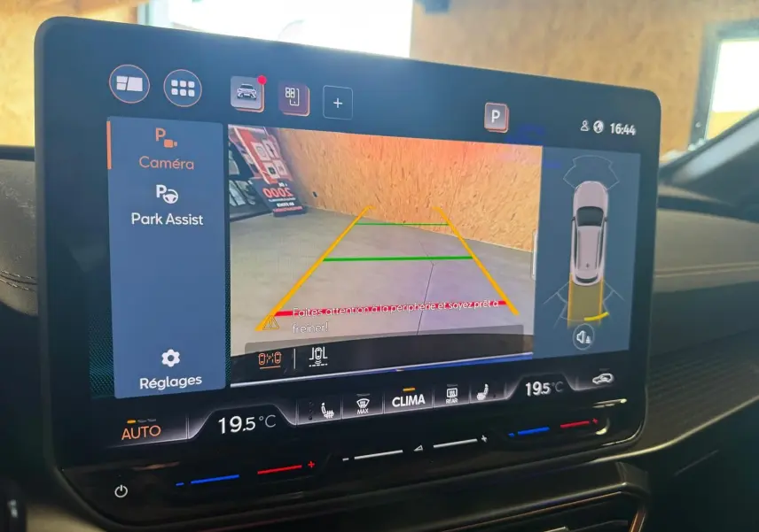 Écran tactile intérieur du CUPRA Formentor noir 2025 montrant la caméra de recul et l'assistance au stationnement.