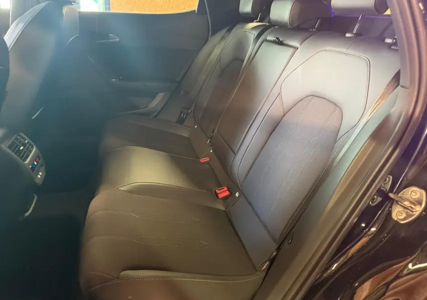 Vue intérieure côté droit des sièges arrière noirs en cuir et tissu du CUPRA Formentor 2.0 TDI 150 DSG V 2025.