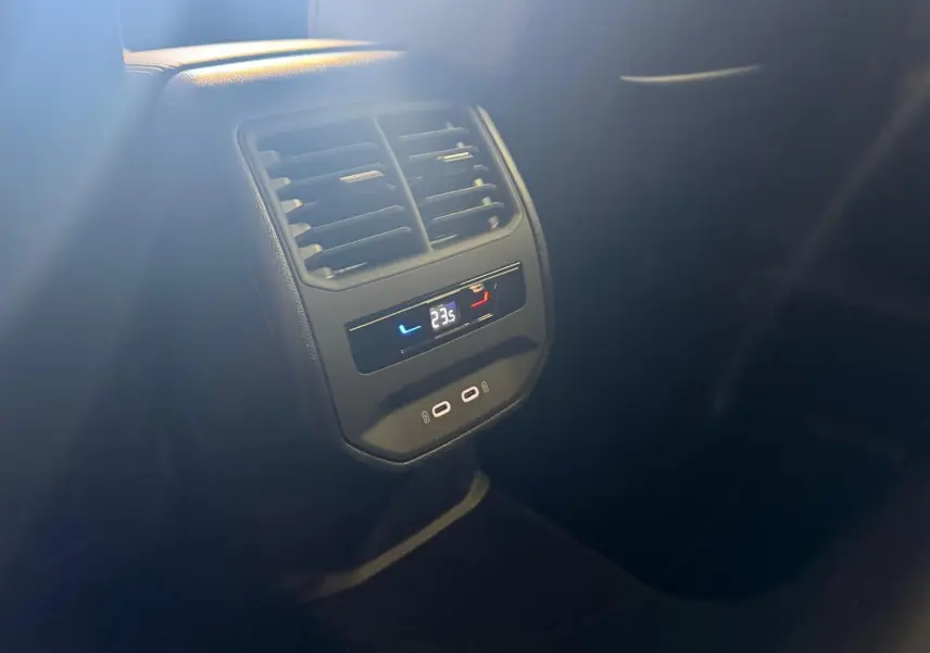 Détail de la console arrière noire du CUPRA Formentor 2025 avec réglage de climatisation et ports USB visibles.