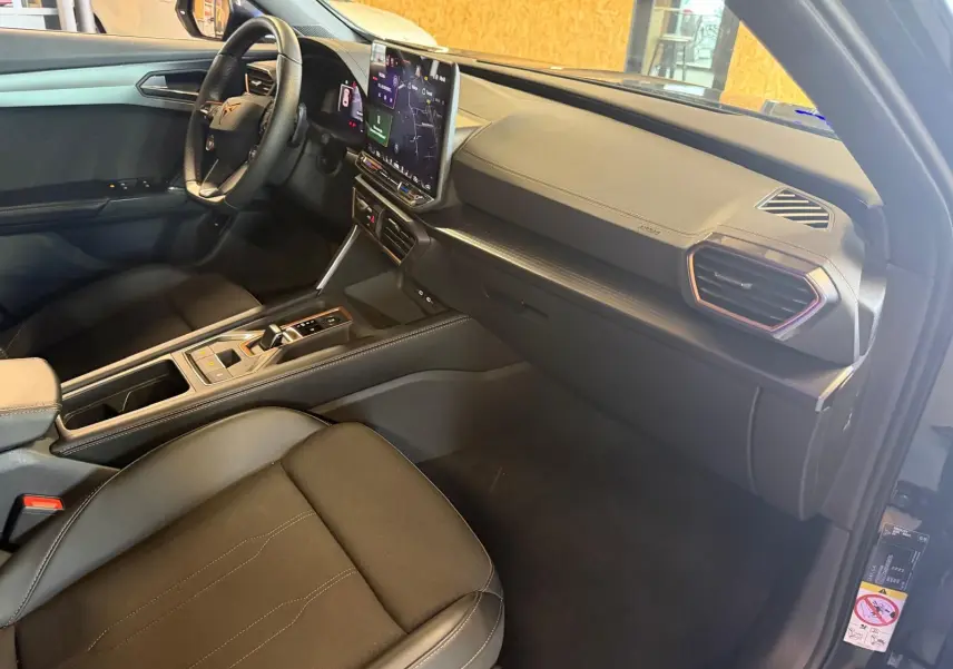 Intérieur avant droit du CUPRA Formentor 2.0 TDI 150 DSG 2025, sièges cuir/tissu noirs et écran tactile central.