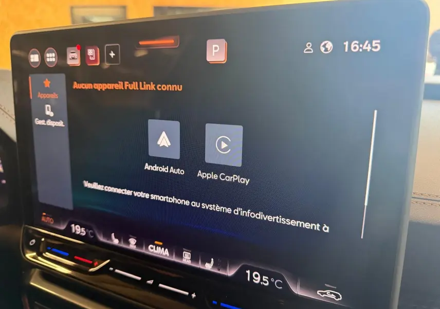 Écran tactile intérieur du CUPRA Formentor noir 2025 affichant Android Auto et Apple CarPlay.