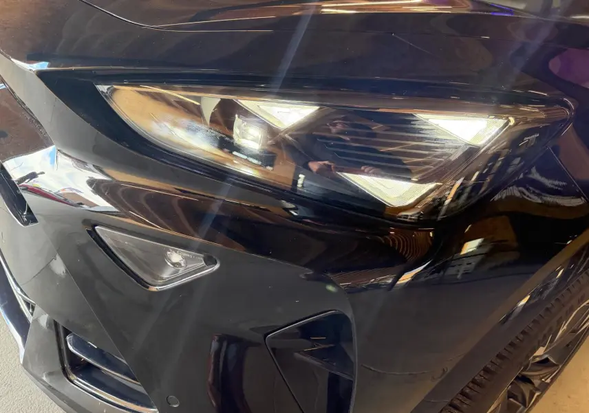 Gros plan sur le phare avant droit noir brillant du CUPRA Formentor 2025 avec jante alliage visible.