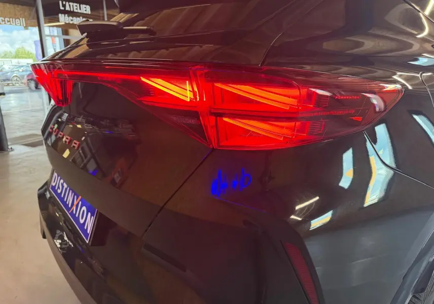 Vue 3/4 arrière droite d'une CUPRA Formentor noire 2025, mettant en valeur ses feux arrière LED et le hayon fermé.