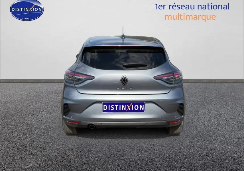 Vue arrière d'une Renault Clio V gris métal 2025 avec feux arrière LED et becquet arrière visible.