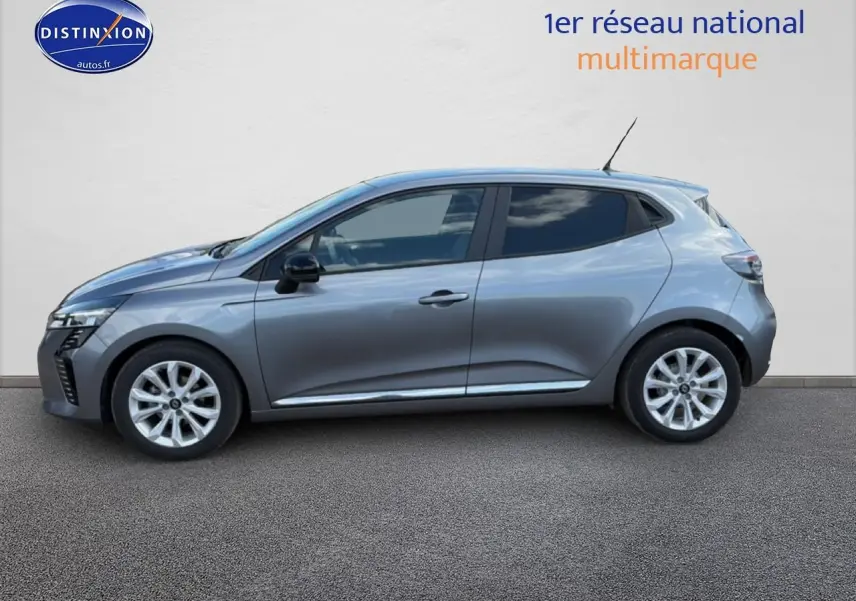 Profil côté gauche de la Renault Clio V gris métal 2025 avec jantes alliage et rétroviseurs noirs.