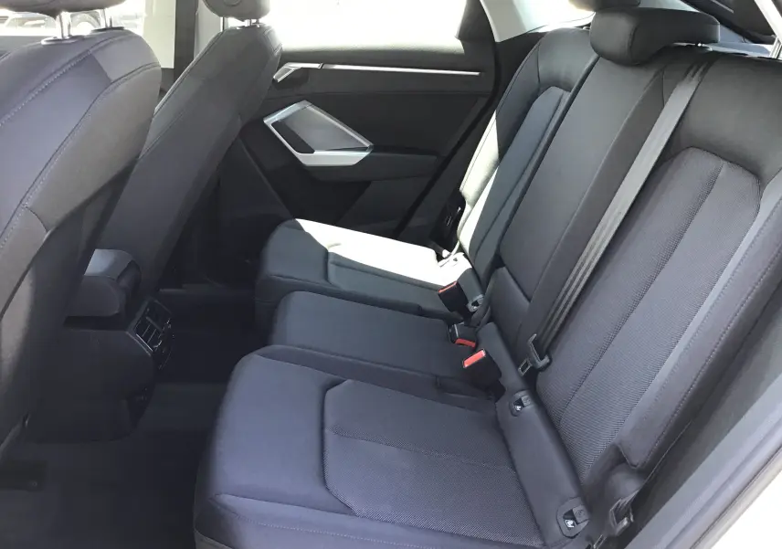 Vue intérieure côté droit des sièges arrière en tissu gris foncé de l'Audi Q3 Sportback 35 2.0 TDI 2024.
