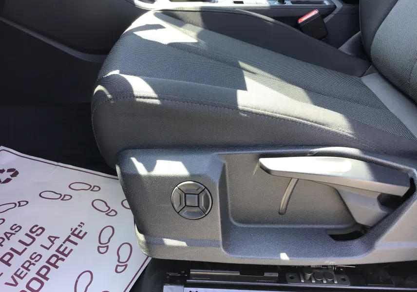 Détail du siège avant droit gris foncé de l'Audi Q3 Sportback 35 2.0 TDI 150 Design avec commandes manuelles.