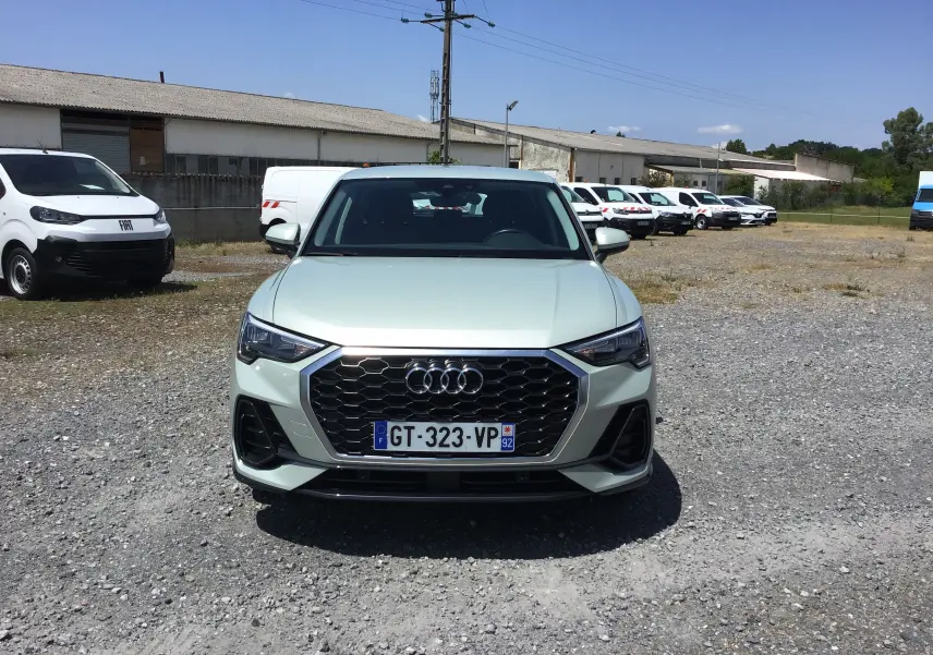 Vue frontale d'un Audi Q3 Sportback gris clair métal 2024 avec calandre noire et plaques d'immatriculation françaises.