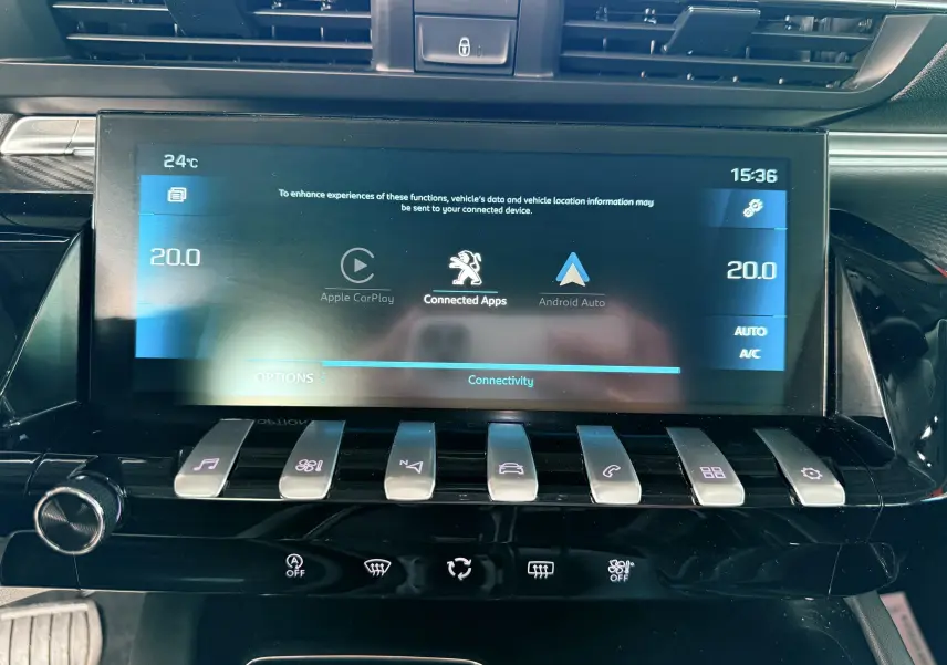 Écran tactile central de la Peugeot 308 SW noir, affichant les options Apple CarPlay et Android Auto, avec commandes tactiles en dessous.