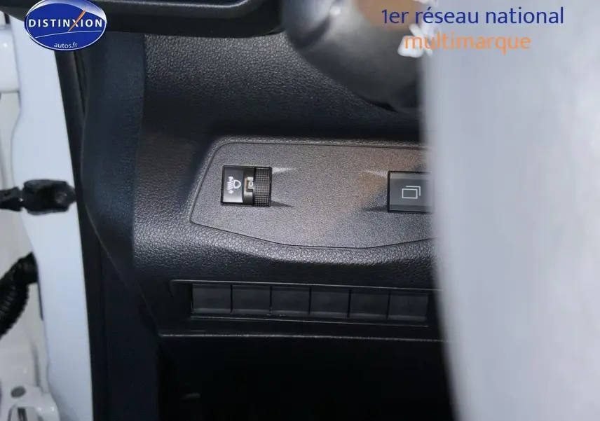 Détail du tableau de bord côté gauche du Citroën Berlingo Fourgon blanc 2025 avec commandes d'éclairage et bouton.