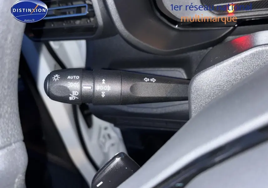 Gros plan sur la commande des feux et clignotants côté gauche du volant dans un Citroën Berlingo Fourgon blanc 2025.