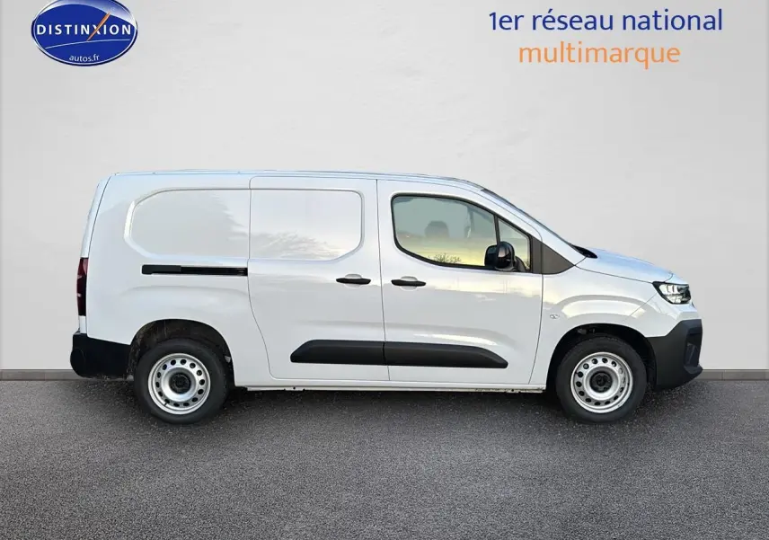 Profil côté gauche du Citroën Berlingo Fourgon blanc 2025 avec porte latérale coulissante et jantes acier.