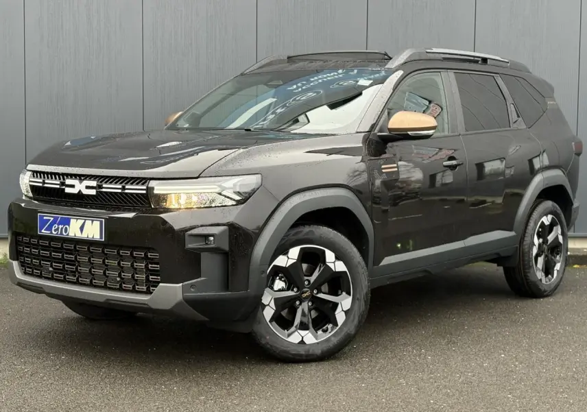 Vue 3/4 avant du Dacia Bigster noir nacré avec jantes diamantées noires et rétroviseurs couleur cuivre.