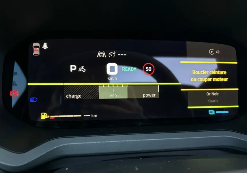 Affichage numérique du combiné de bord du Dacia Bigster 2026 montrant vitesse à 0 km/h et indicateurs hybrides.