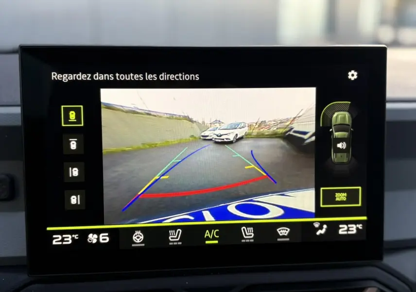 Écran tactile montrant la caméra de recul avec vue arrière du Dacia Bigster noir nacré en stationnement.