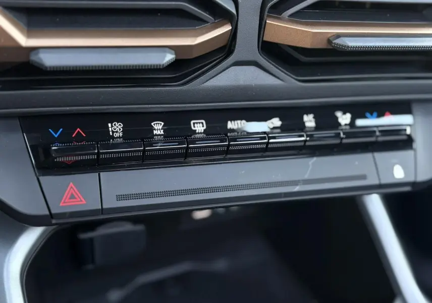Gros plan sur la console centrale du Dacia Bigster 2026, montrant les commandes de climatisation et les boutons multifonctions.