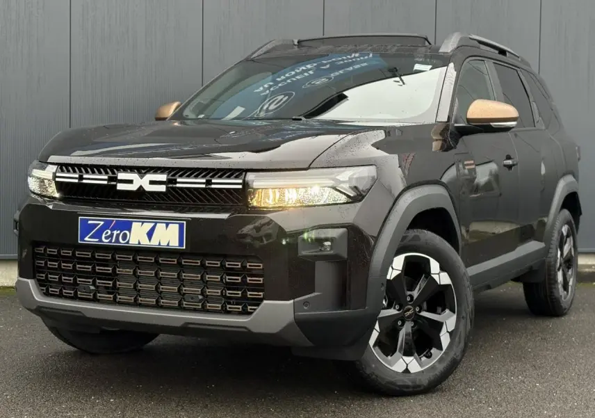 Vue 3/4 avant du Dacia Bigster noir nacré avec jantes diamantées et rétroviseurs couleur cuivre.